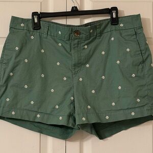 Green & Daisy Women's Shorts with White Daisy Pattern